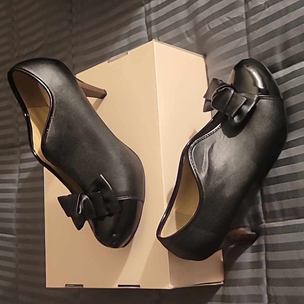Bowtie Platform Pumps